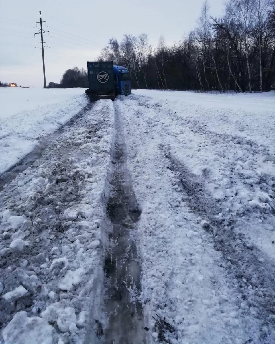 В Каменке фура улетела в кювет: фото от очевидцев