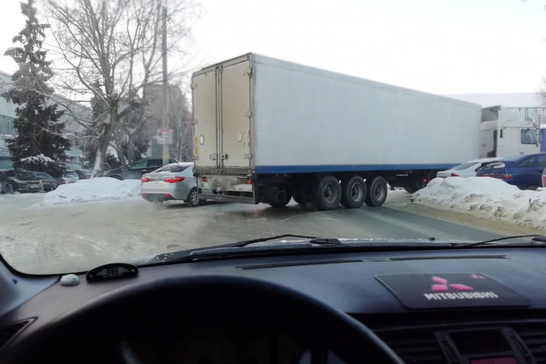 В Пензе фура перекрыла дорогу в обе стороны