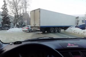 В Пензе фура перекрыла дорогу в обе стороны