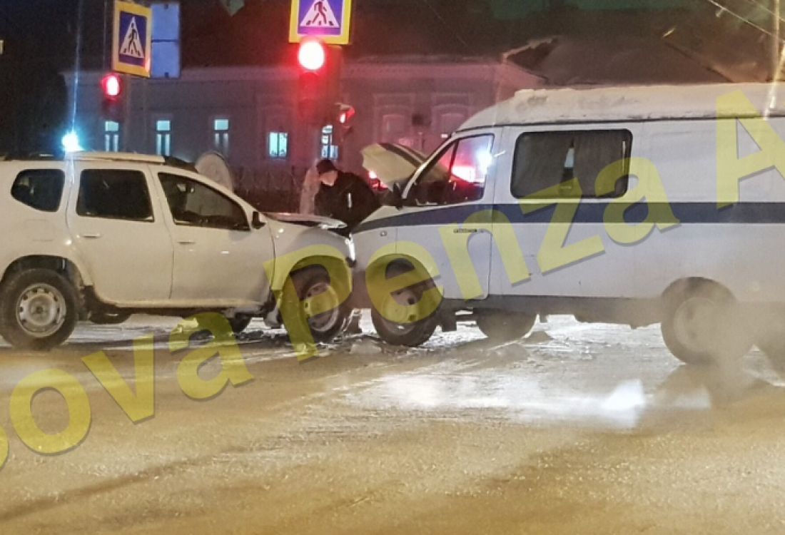 В центре Пензы лоб в лоб столкнулись иномарка и «ГАЗель»