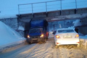 В Пензе под железнодорожным мостом застряла «ГАЗель». Видео