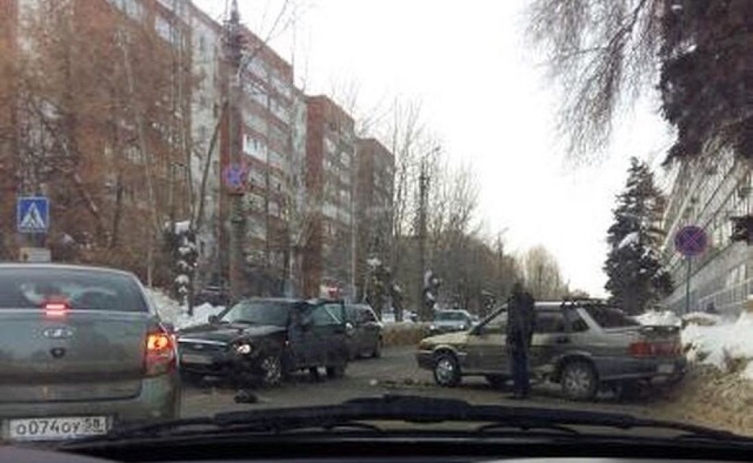 В Заводском районе Пензы две легковушки устроили ДТП и перекрыли дорогу