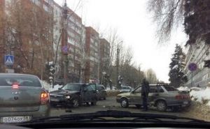 В Заводском районе Пензы две легковушки устроили ДТП и перекрыли дорогу