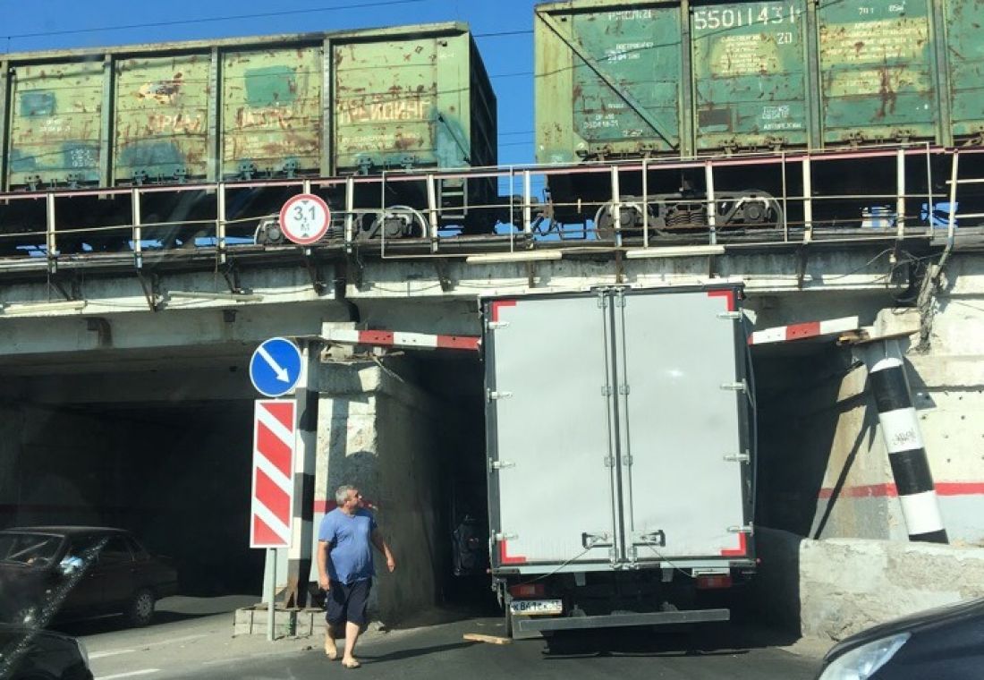 Это классика». В Пензе грузовик не вписался в габариты тоннеля