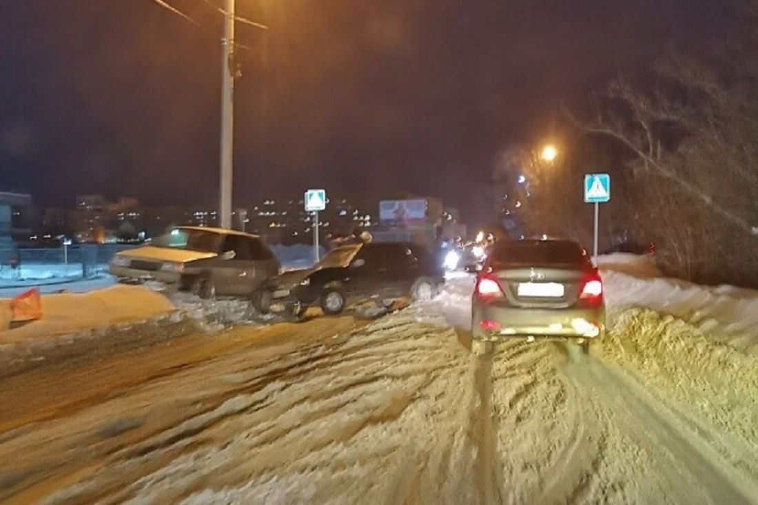 В Пензе «ВАЗ» затащил в сугроб «восьмерку»