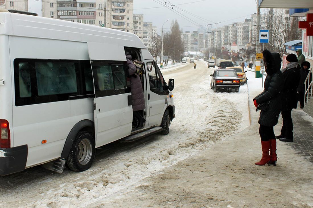 Автобус зима. Маршрутка зимой. Микроавтобус зимой. Маршрутное такси.