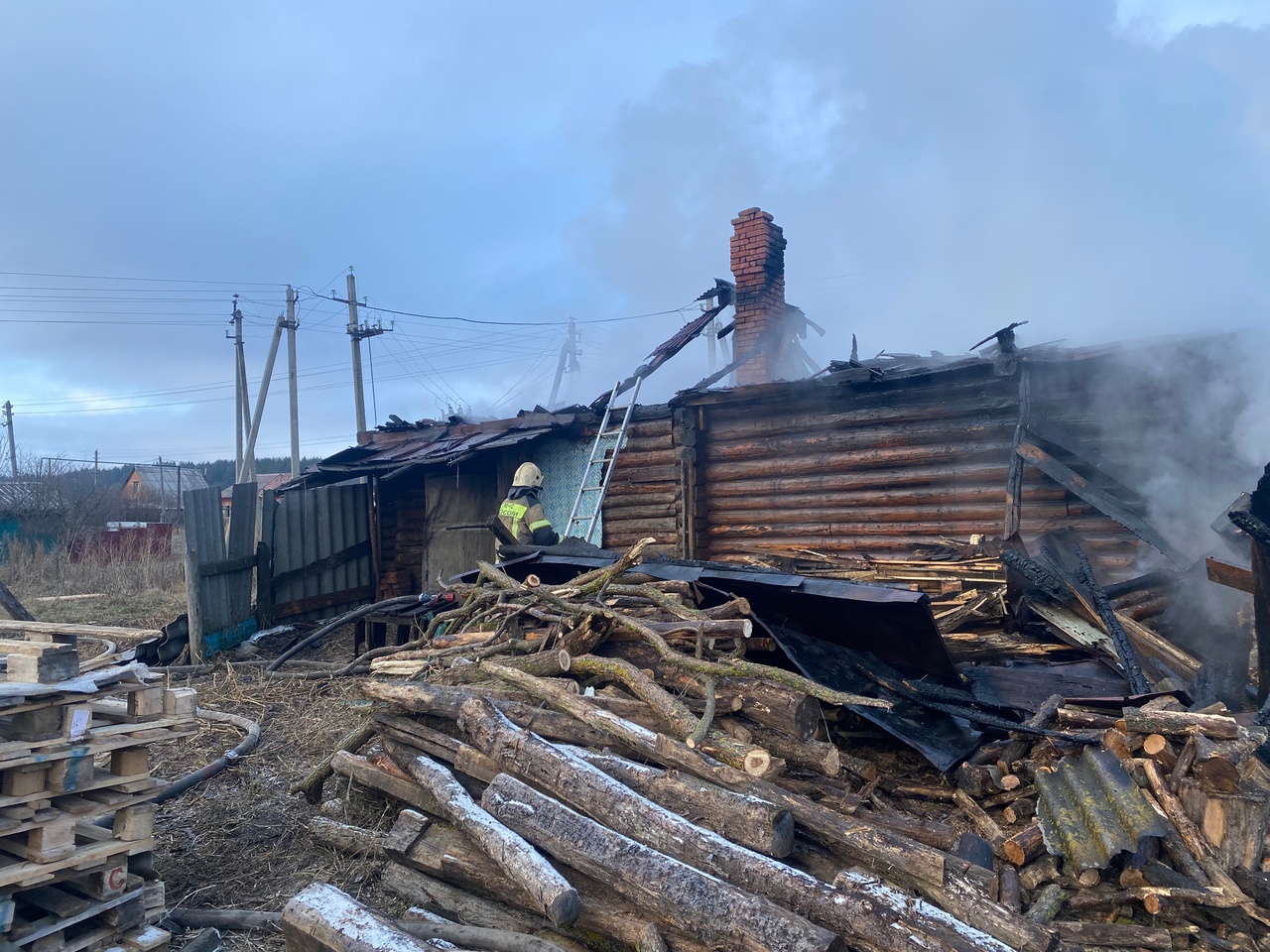 В Каменском районе сгорели два жилых дома