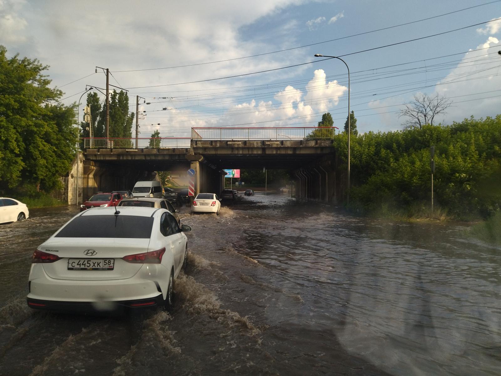 После ливни. Ливень. Город после дождя. Ливень в Пензе. Машины на улицах города.