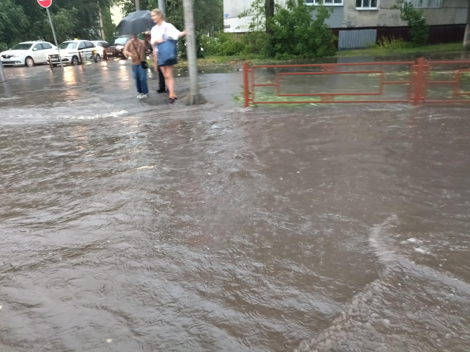 Последствия ливня. Сильный дождь. Ливень фото. Ливень в городе картинки. Ливень видео.