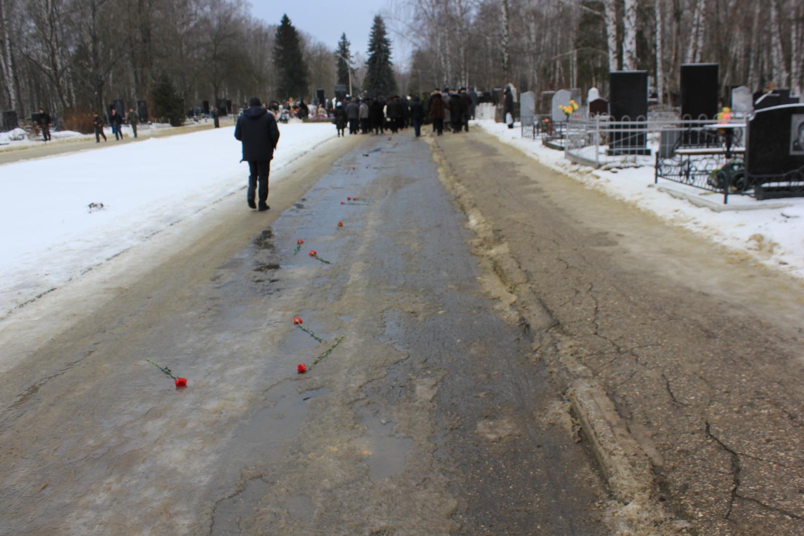 На Новозападном кладбище в Пензе проводили в последний путь Вячеслава Сатина