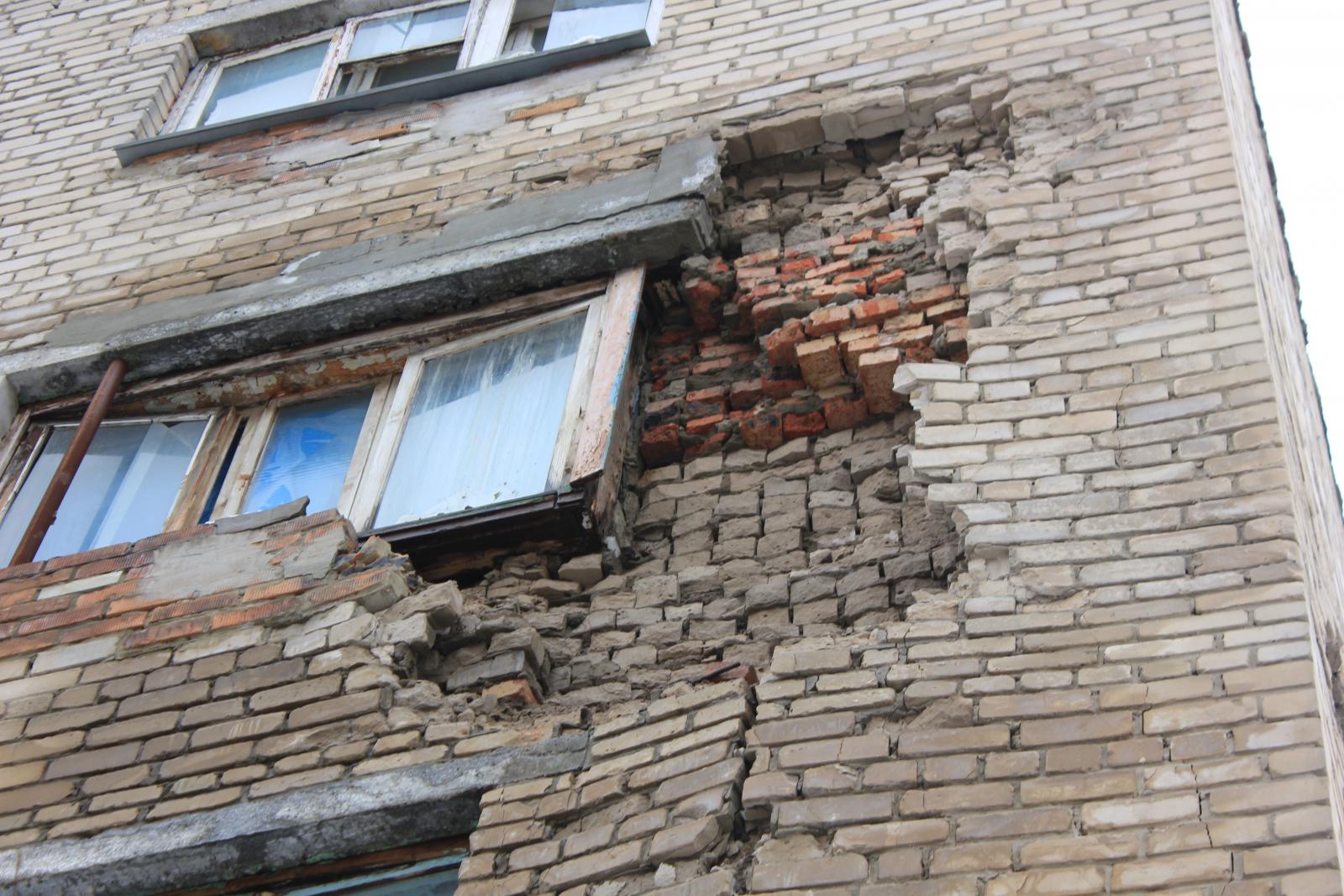 Томск разрушенные дома окна. Разрушение дома да дерга.