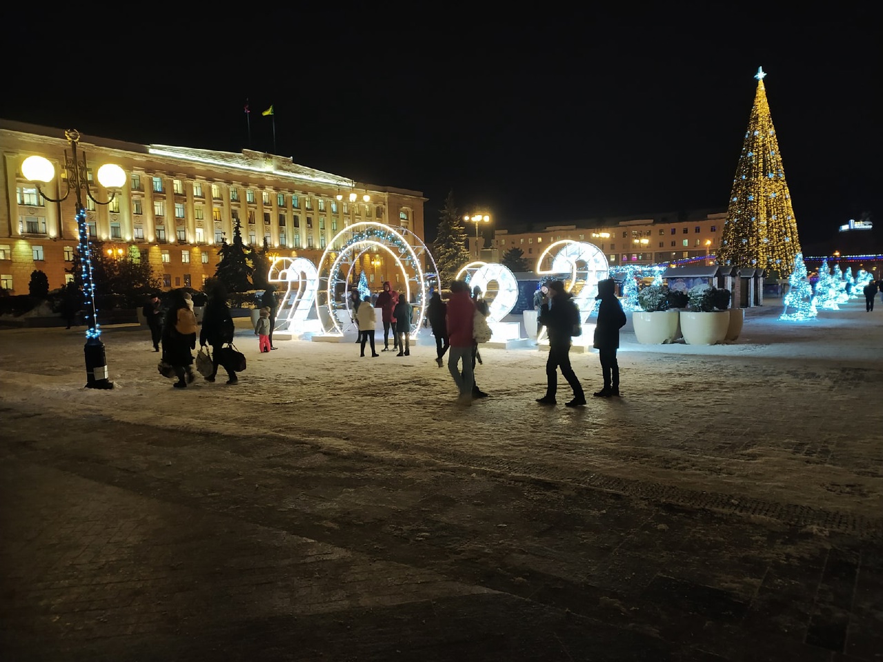 Пенза декабрь. Новый год площадь. Пенза новый год. Красивые места в Пензе новогодние. Набережная зима Пенза.