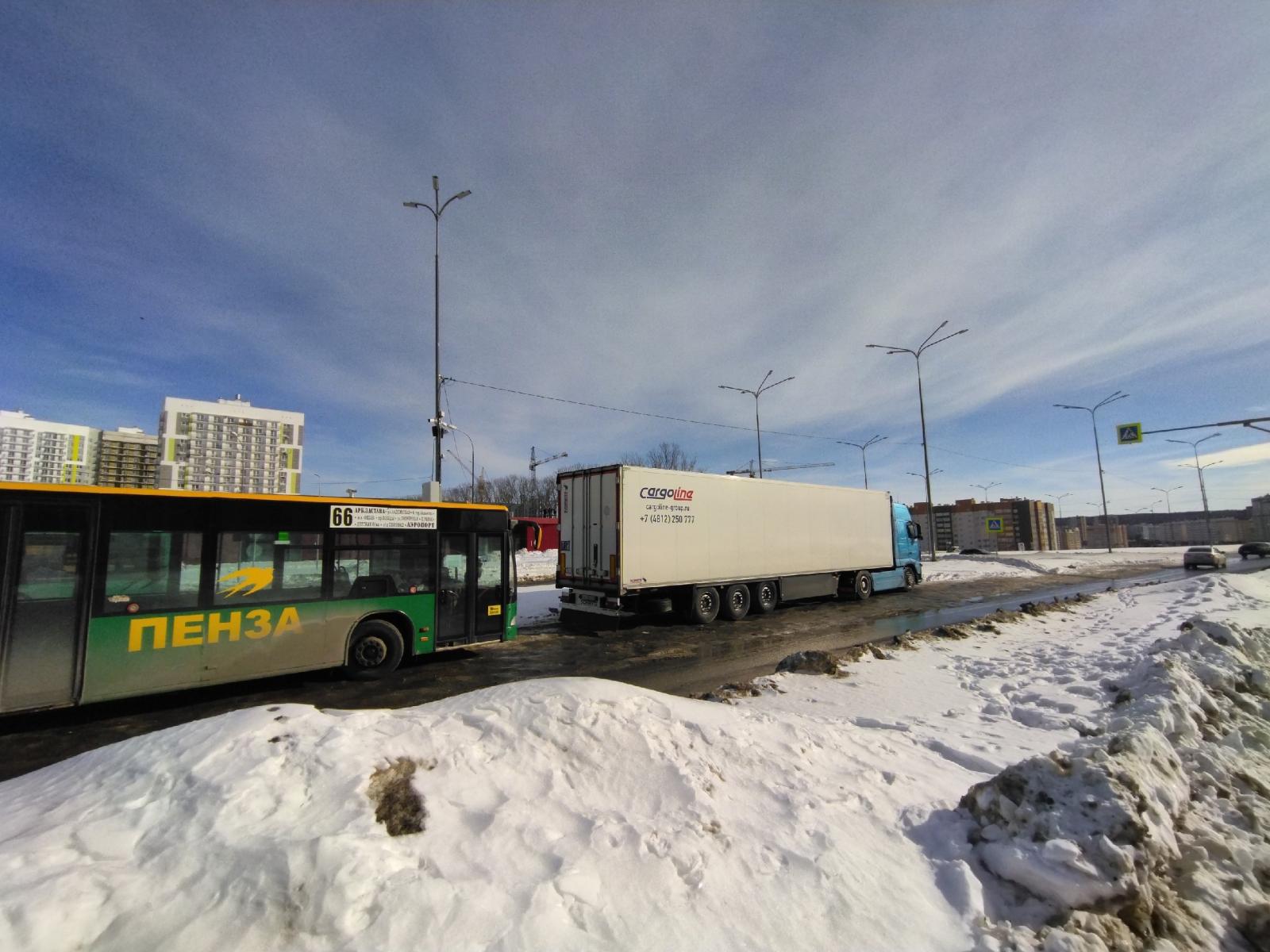 Водители большегрузов в Пензе мешают работе общественного транспорта