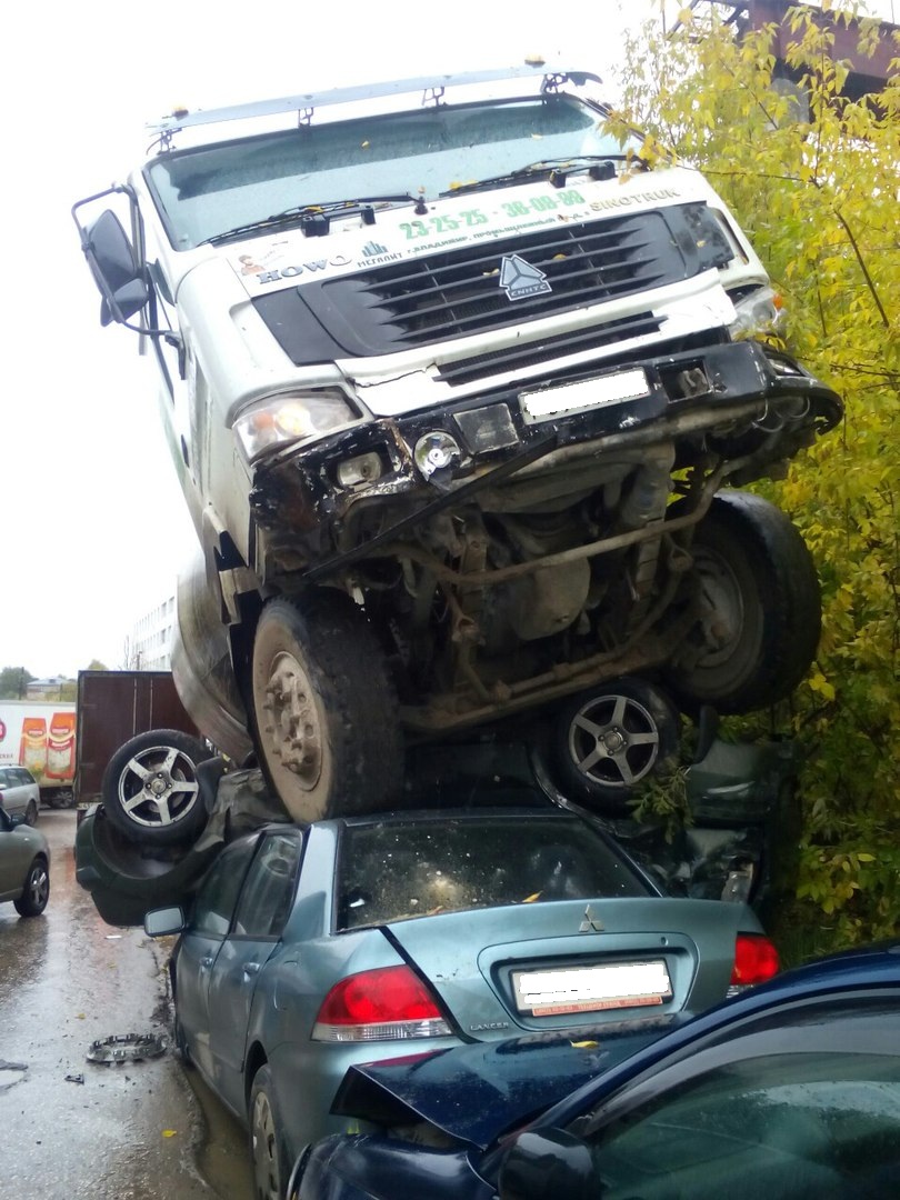 Бетономешалка протаранила девять припаркованных автомобилей