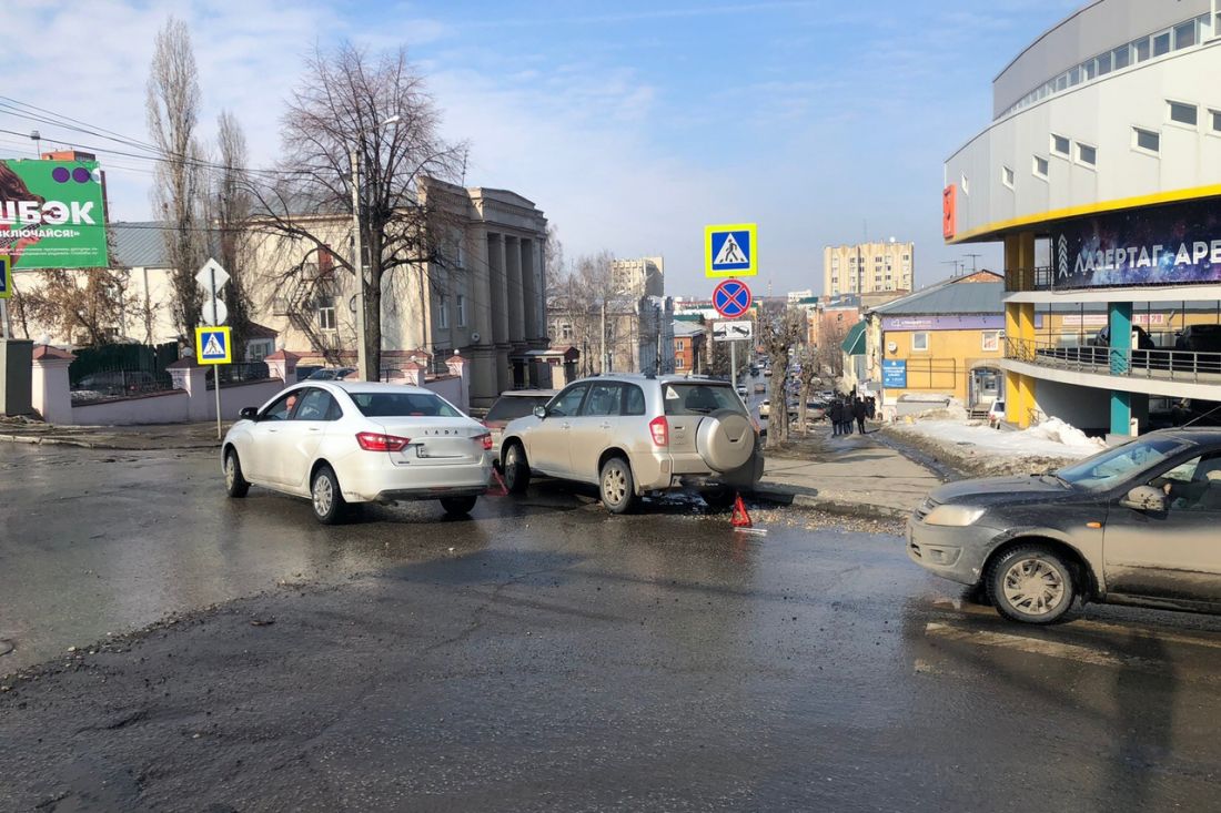 Пенза взгляд. Перекресток Кураева и Володарского. Авария на центыи в Пензе. Авария в Пензе вчера на Володарского. Торговый центр на перекрестке Кураев с Володарской.