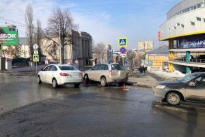 На перекрестке в центре Пензы две иномарки устроили аварию