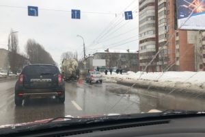 Появились фото и видео с улицы Луначарского, где «ГАЗель» улеглась набок