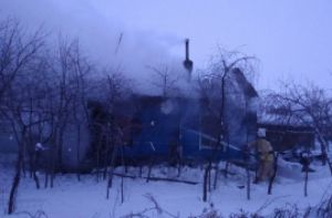 Рано утром в Пензенской области вспыхнул деревянный дом