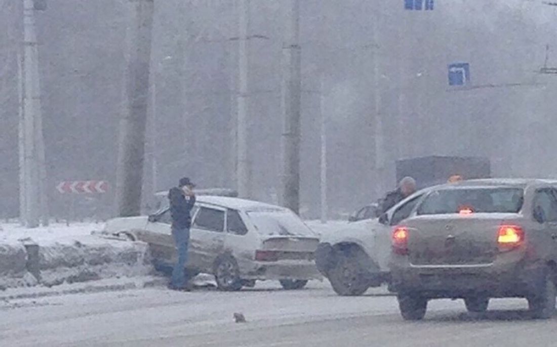 На пензенском проспекте Победы автомобиль вынесло в снег