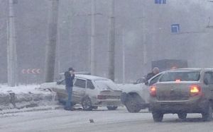 На пензенском проспекте Победы автомобиль вынесло в снег