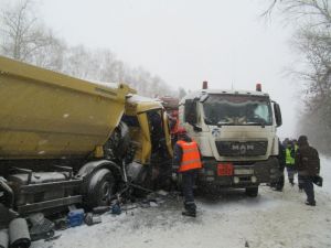 Кабину сплющило. Появились снимки с места аварии под Пензой, где погиб водитель грузовика