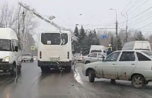 В пензенском районе Арбеково «Лада Гранта» врезалась в маршрутное такси. Видео