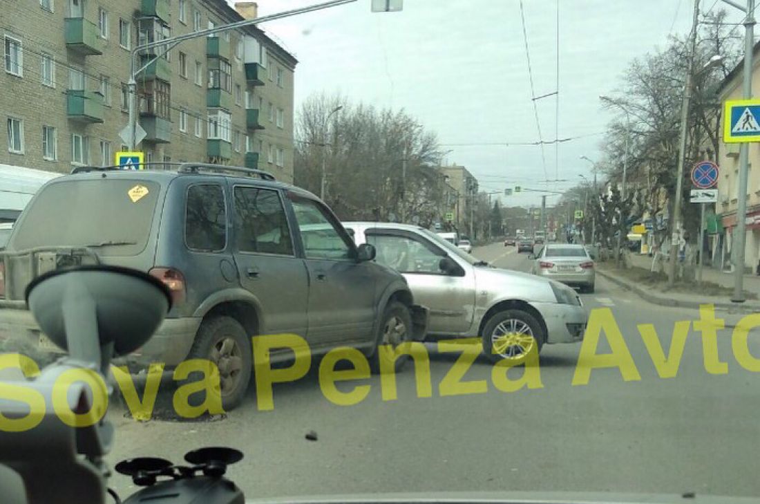 На перекрестке в Заводском районе Пензы две легковушки перекрыли дорогу