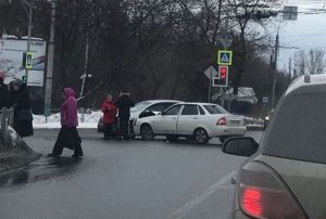 В районе пензенской Южной поляны «ВАЗ» врезался в автомобиль «Яндекс Такси». Фото