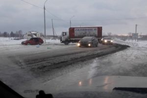 В Пензенской области в результате ДТП грузовик развернуло поперек дороги