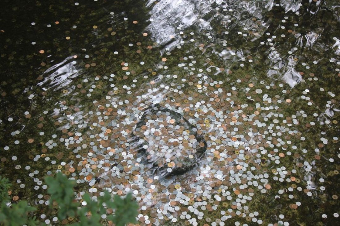 Ветер 40. Монеты в воде. Круги на воде от монетки. Обои монеты в воде. Выбрасывают монеты в воду.