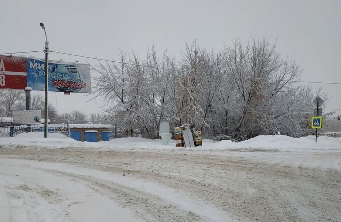 В Пензе водитель джипа оставил на улице гигантский унитаз. Фото