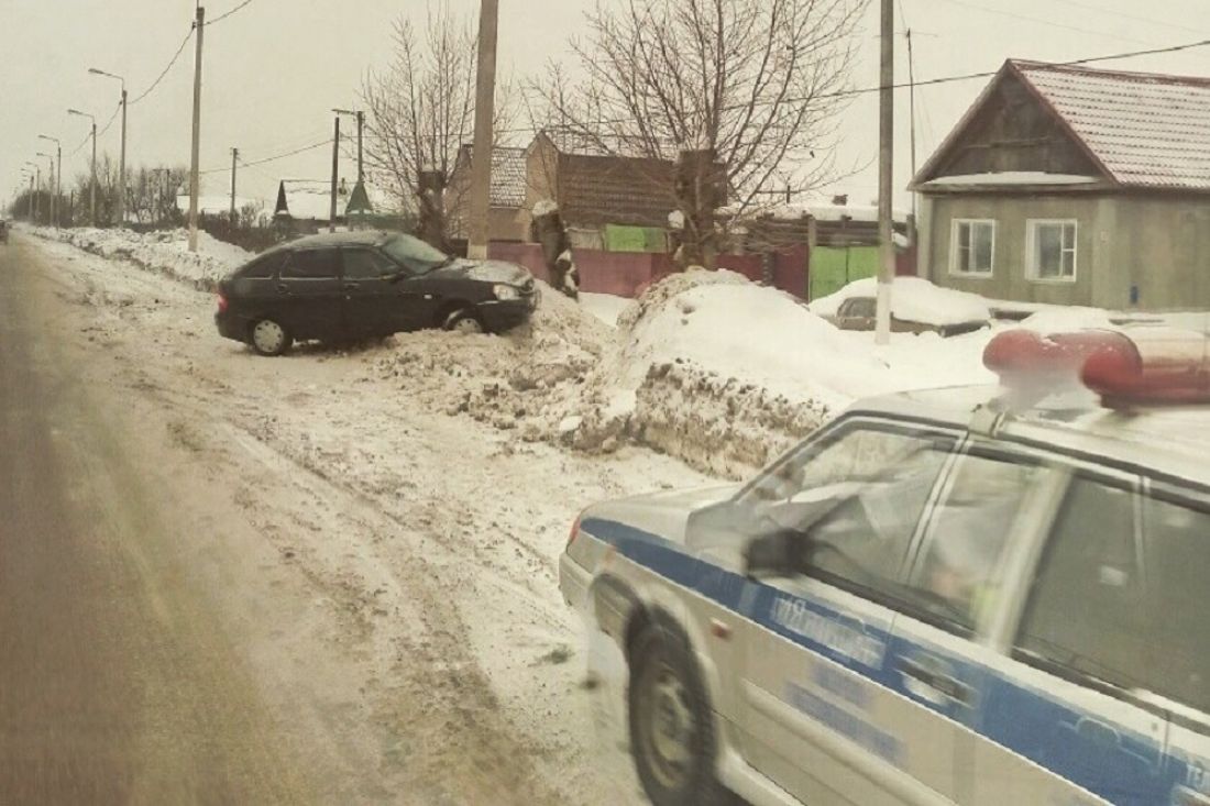 В Пензенской области легковушка «залезла» на сугроб