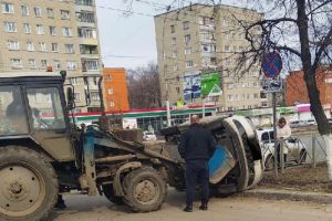 «Тракторист психанул». В результате ДТП в Пензе иномарка опрокинулась на бок
