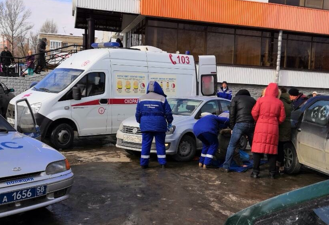 На улице Калинина в Пензе лежит сбитый автомобилем пенсионер. Фото