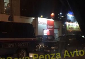 В Пензе в автомобиль «Почты России» жестко впечаталась легковушка