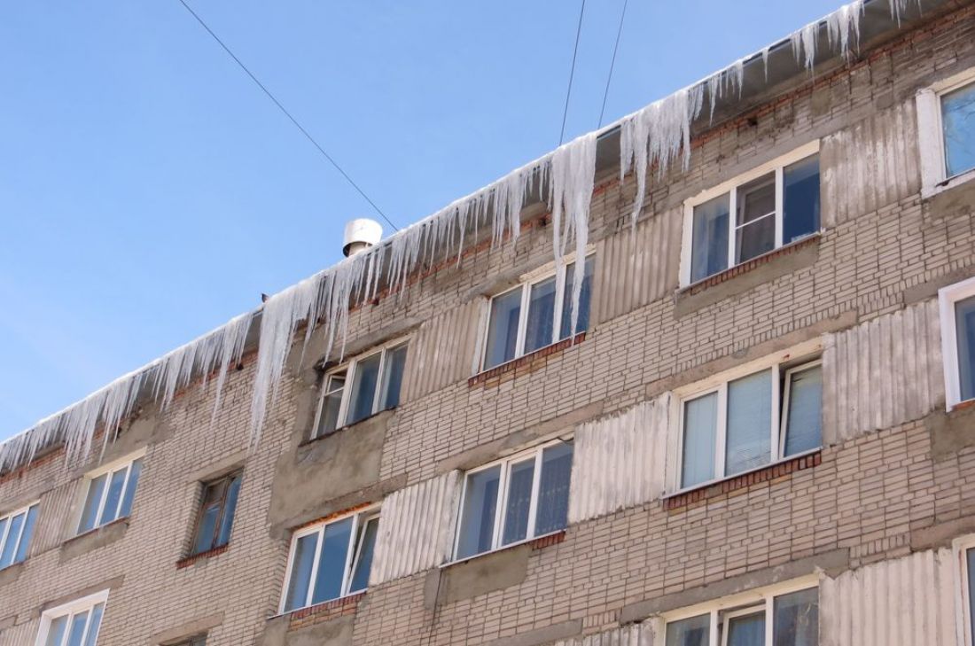 Сосульки в Пензе закрывают окна домов. Фото