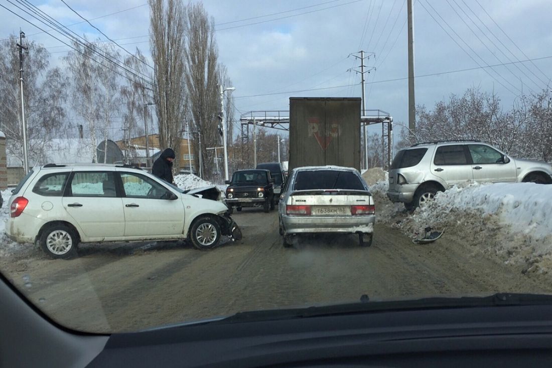 В Пензе «ВАЗ» вылетел на встречку после столкновения с другим автомобилем