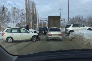 В Пензе «ВАЗ» вылетел на встречку после столкновения с другим автомобилем