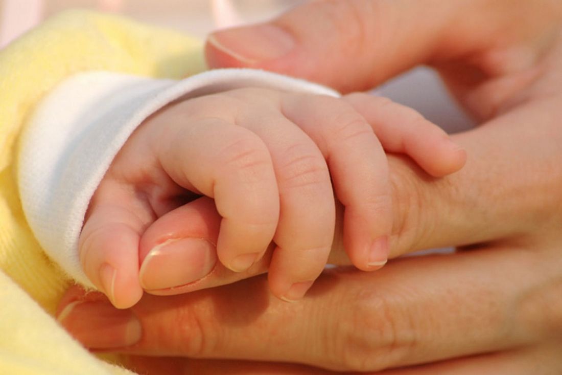 Рука мамы и новорожденного ребенка фото