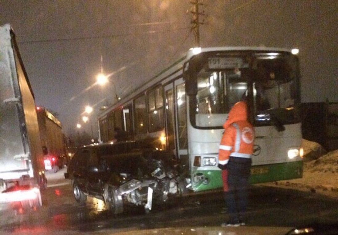 Размотало». В Пензе «ВАЗ» выбросило под автобус. Фото