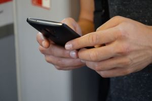 Пензенец решил оплатить покупку телефона деньгами сожительницы