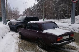 На Западной поляне в Пензе «УАЗ» чудом не влетел в столб