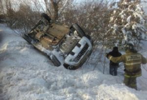 Днем в Пензенской области иномарка улетела с трассы и перевернулась вверх дном