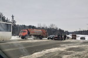 В Пензе в ДТП с мусоровозом раскурочило иномарку