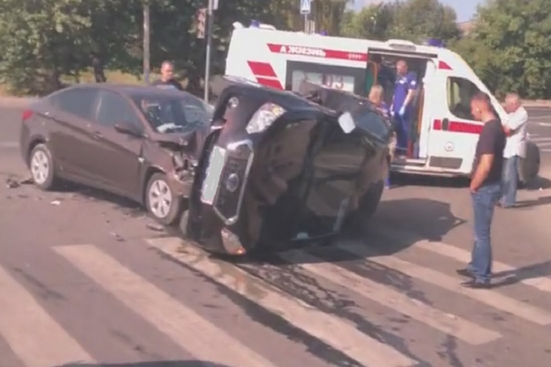 Появилась видеозапись последствий ДТП с перевернутым автомобилем в Пензе