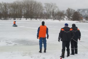 Пензенские спасатели извлекли из Суры вмерзшее в лед тело  мужчины