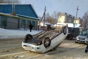 «Номер не запомнил, так как перевернулся». Водитель лежащей вверх дном в Пензе машины рассказал, как все произошло