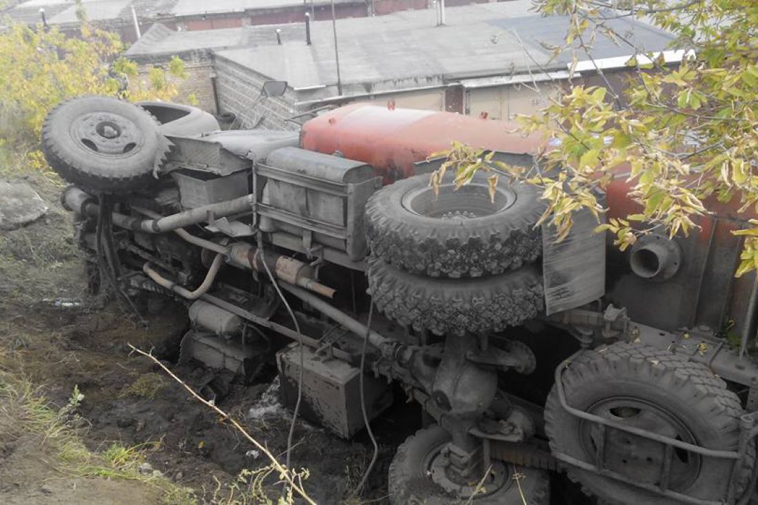 В Пензе поливальная машина свалилась в кювет