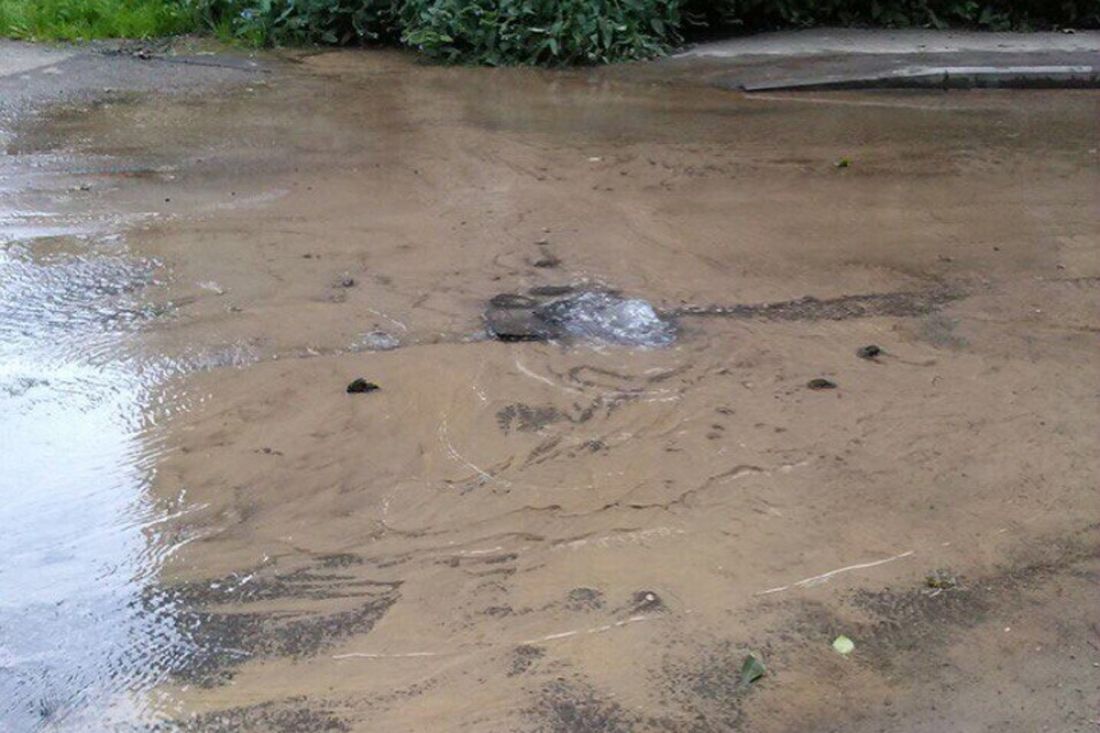 Тонет жилой дом на улице Комсомольской: вода пробивается сквозь асфальт