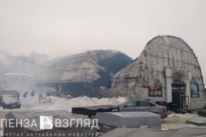 Огонь тушили 54 человека. Фото последствий большого пожара в пензенском автосалоне